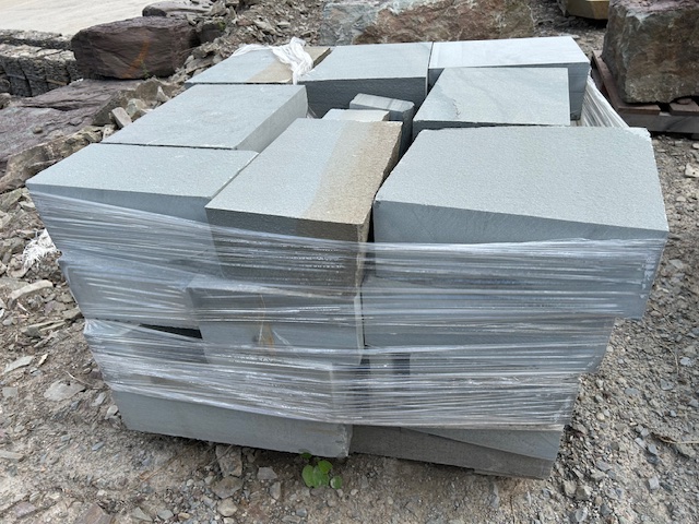 Lot 23: 3 pallets 6" Headwall Stone 3